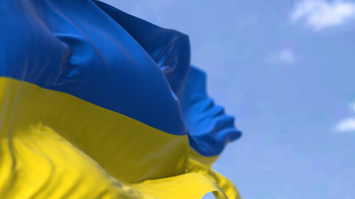 Rozřezaná vlajka Ukrajiny. V Lidicích a Ležákách řádili vandalové